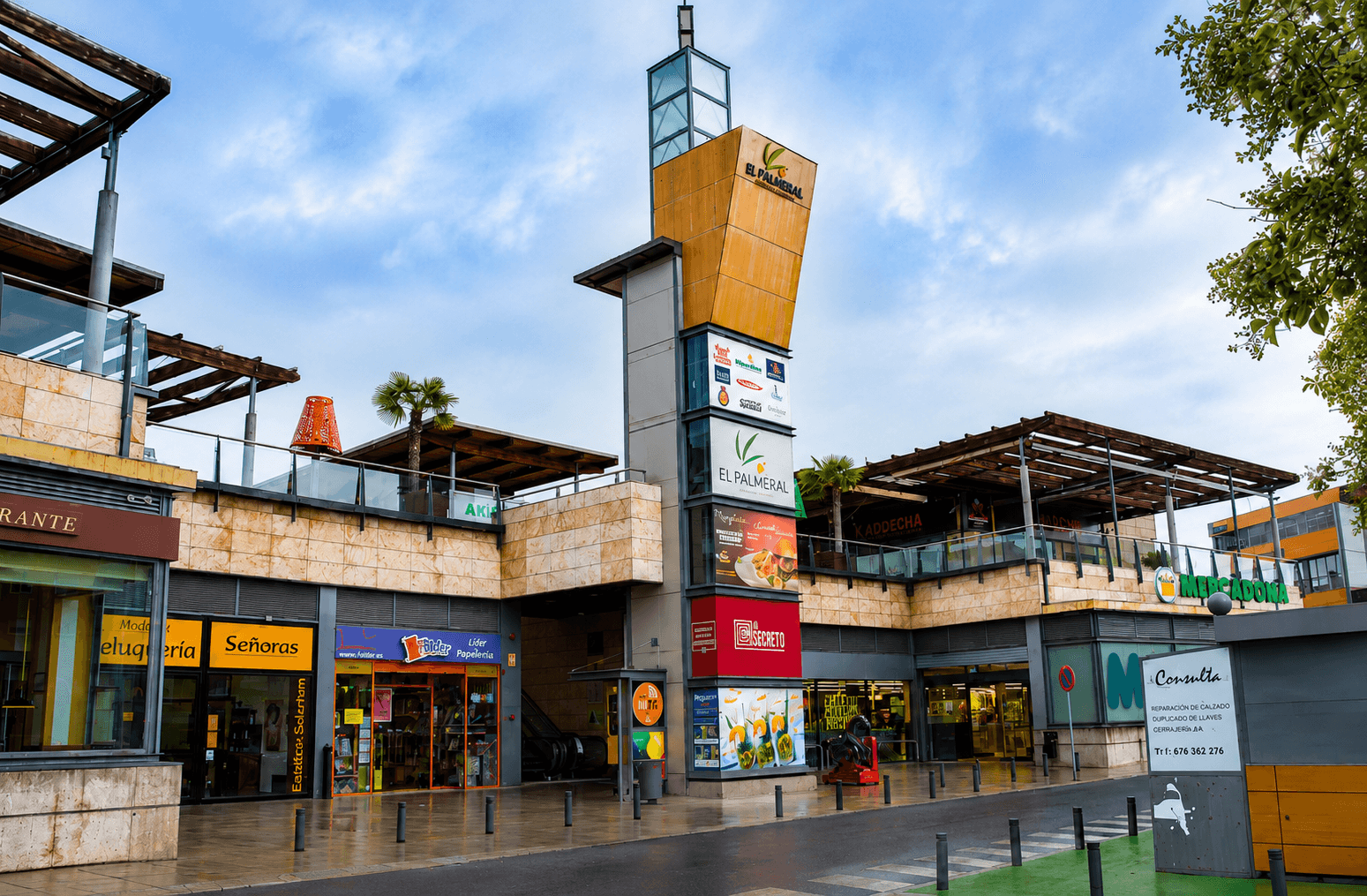 Fachada del Centro Comercial El Palmeral en Las Rozas