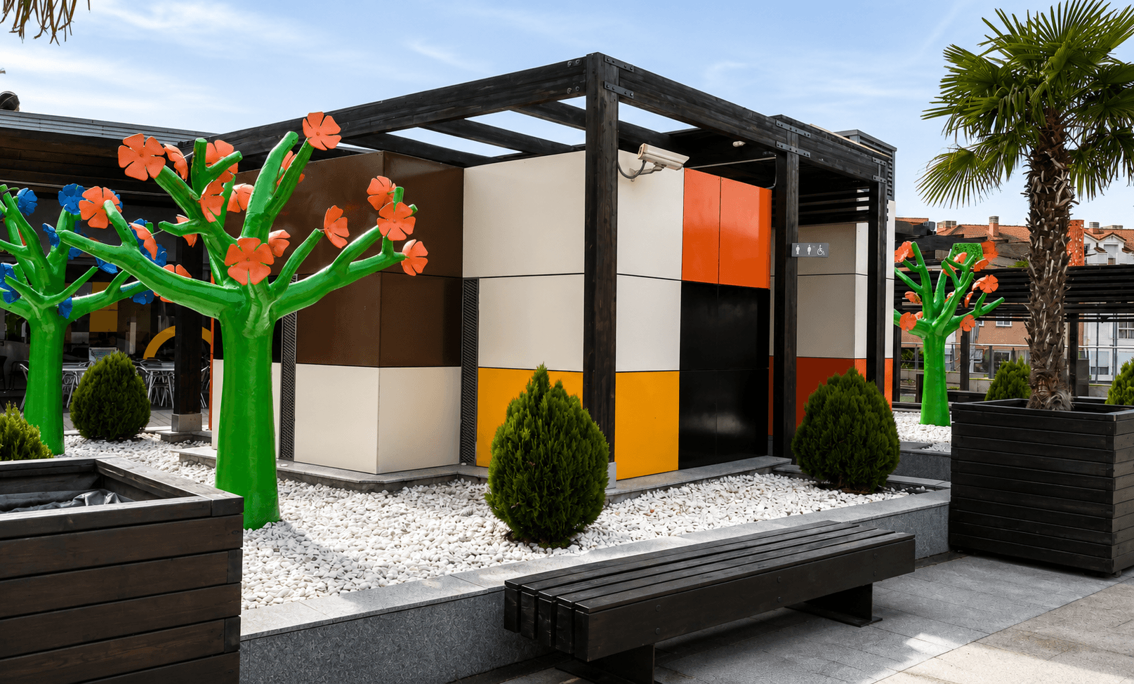 Accesos y zona de servicios del centro comercial